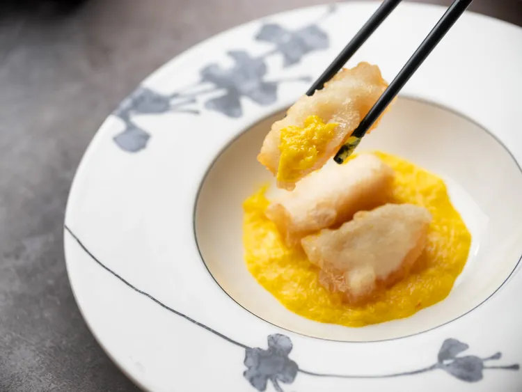 「蟹粉鍋貼星斑花膠」外脆內嫩的口感，並擺在鮮香馥郁的蟹粉上，撲鼻而來的秋蟹香氣讓人食指大動，是不可錯過的鮮美旬味。業者提供