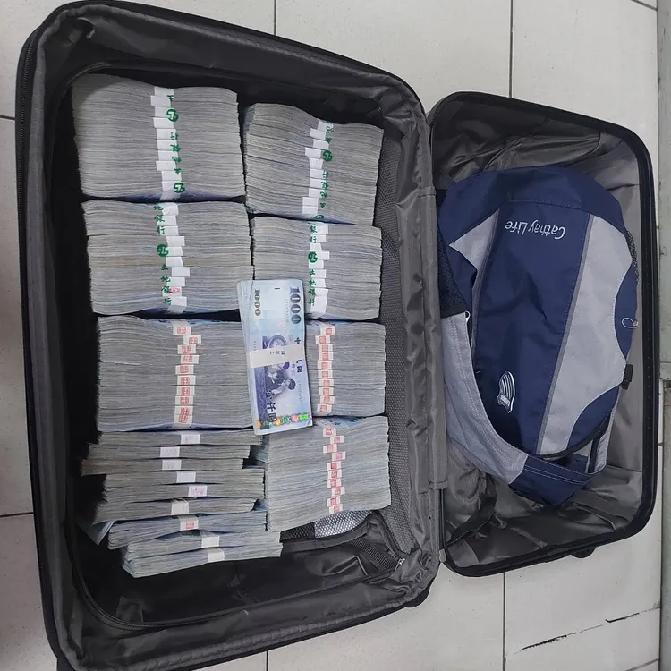 老翁在行李箱內放著已經兌現的鉅款。警方提供