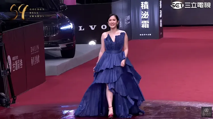 孫可芳長禮服拖過紅毯積水。翻攝金鐘YT