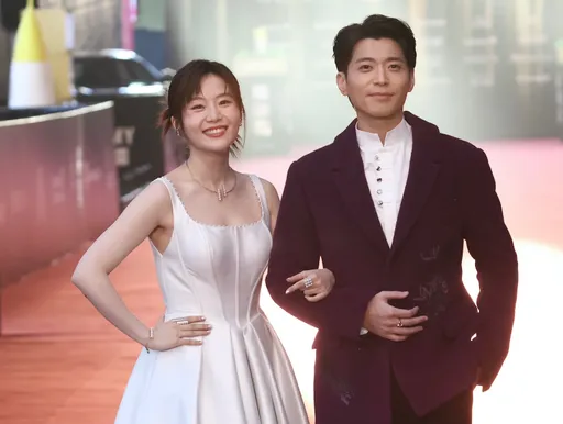 金鐘紅毯女藝人長禮服拖過積水　侯彥西「最怕叫錯名字」一語成讖