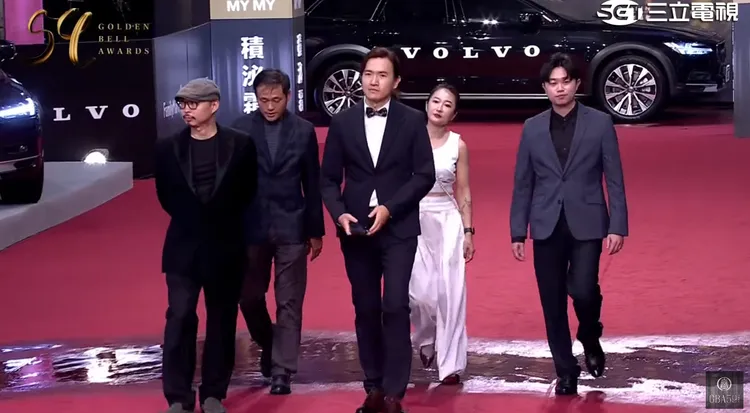 現場突然下暴雨，紅毯積水。翻攝自金鐘YT