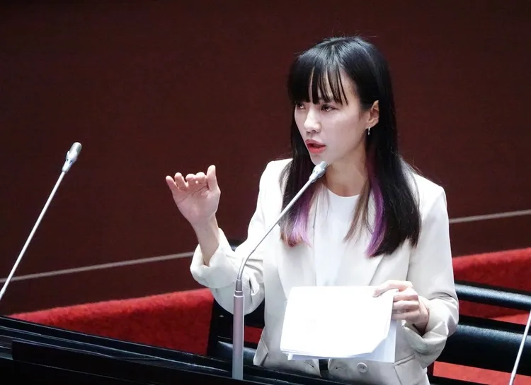 民進黨立委黃捷為代理孕母議題槓上陳昭姿。莊宗達攝