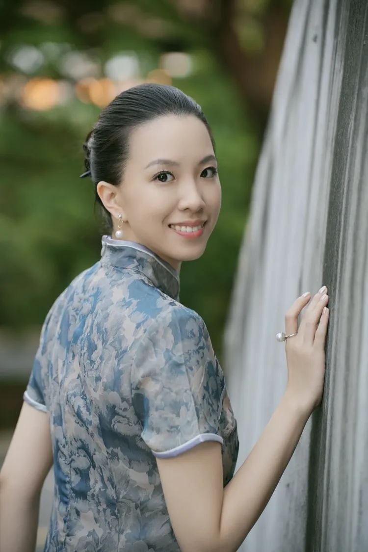 「眷村故事復古旗袍體驗」活動每人報名費用600元，180分鐘包含空軍三重一村導覽，以及在眷村場景拍攝拍立得復古照片一張。菁桐照相館提供