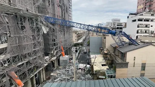 颱風颳墜建案天車「砸爆民宅」 住戶:大雨灌進屋內超驚嚇