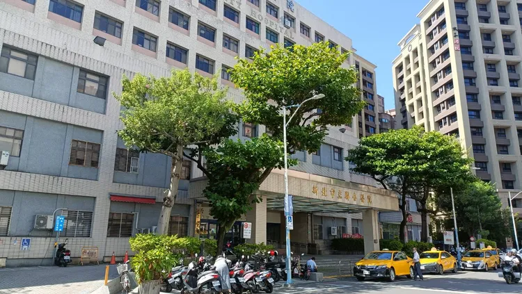 陳姓教官於新北市聯合醫院板橋院區急診室大鬧，警員抵達時他已昏睡，聯絡不上家人。翻攝畫面