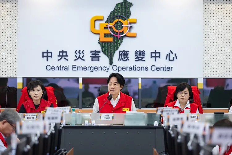 賴清德提到，稍早與6個地方政府災害應變中心連線時，也看得出每個縣市都將應變災害當作第一要務。資料照，總統府提供