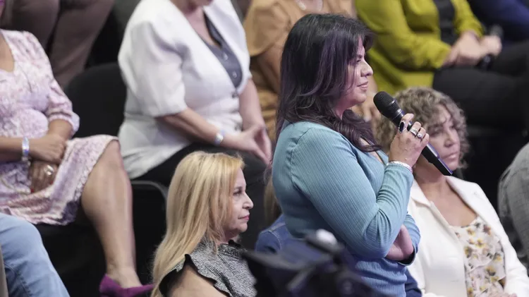 川普接受全場都是女性選民的提問。美聯社