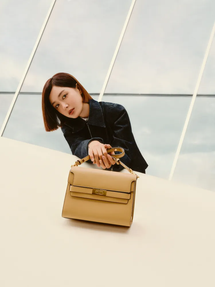 秦嵐以俐落風格駕馭奶油色Lee Radziwill肩背包。品牌提供