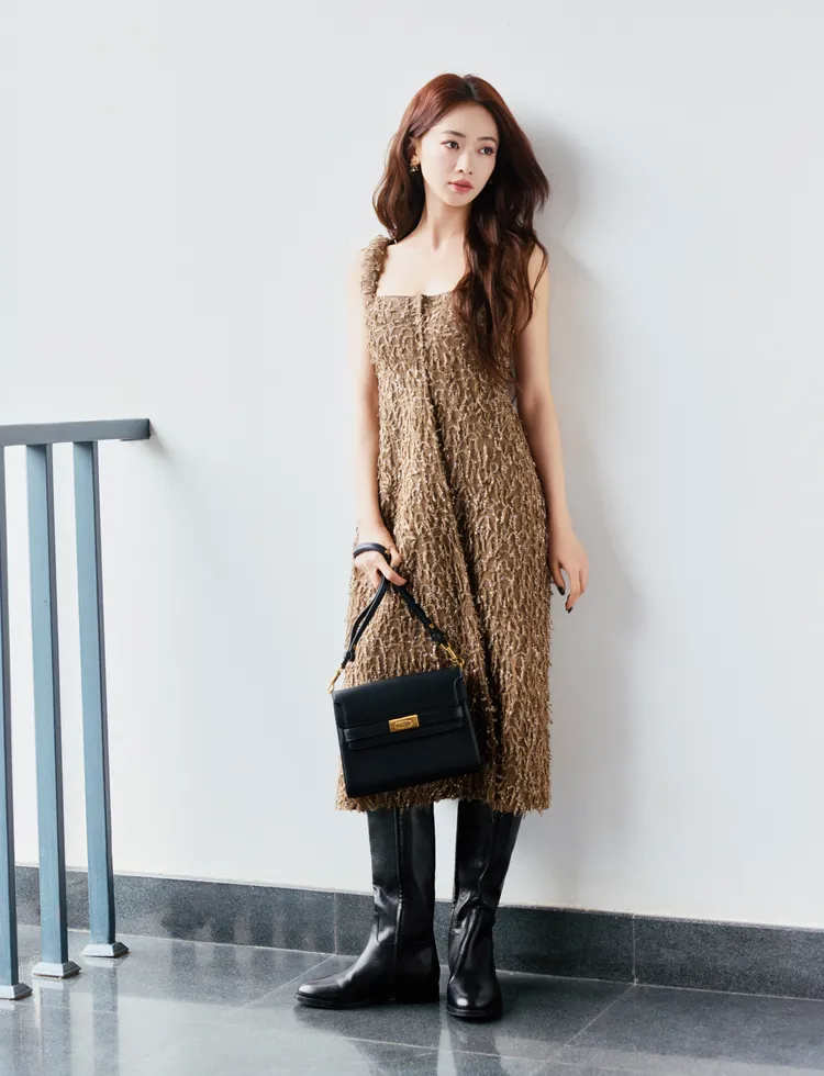 吳謹言以亮片流蘇背心裙搭配黑色Lee Radziwill肩背包。品牌提供