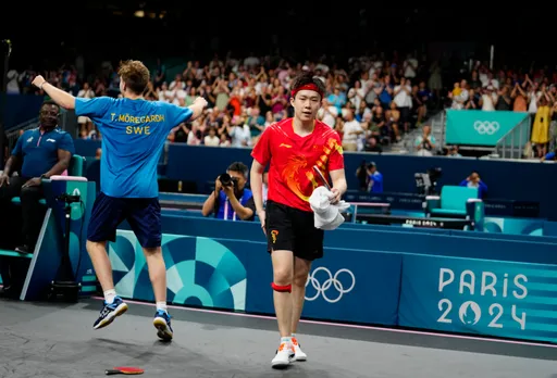 中國「球王」王楚欽奧運球拍被踩斷後一路衰!又敗給世界第50丹麥選手