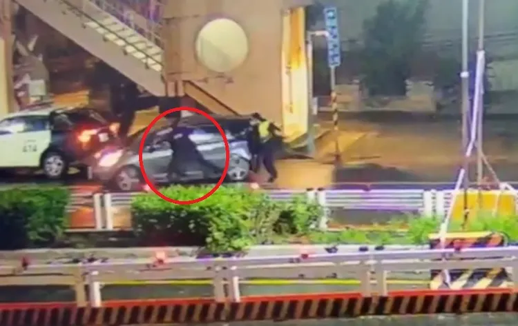 劉宗鑫所長英勇攔查可疑車輛，卻不幸遭拖行推撞護欄後殉職。翻攝畫面