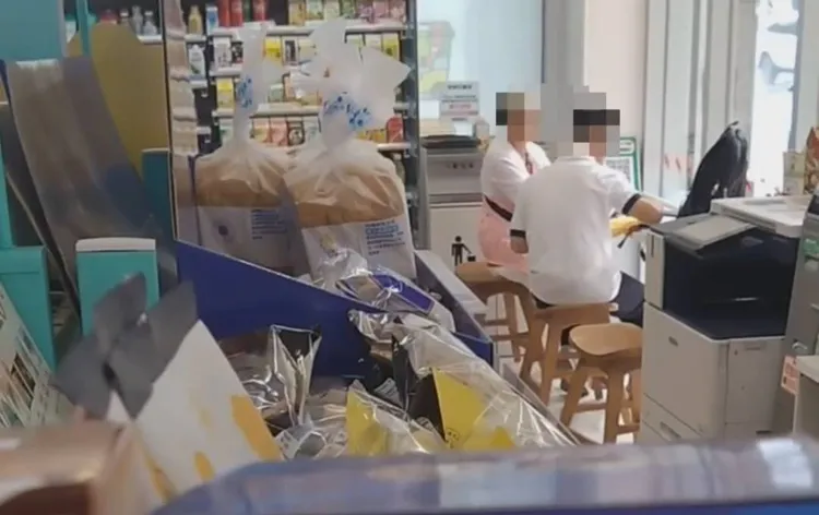 車手與老婦人相約超商內面交。警方提供