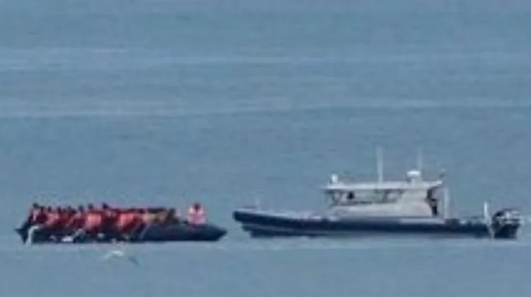 疑似移民在翻覆後被搜救人員救出畫面。翻攝自X@shorts_91