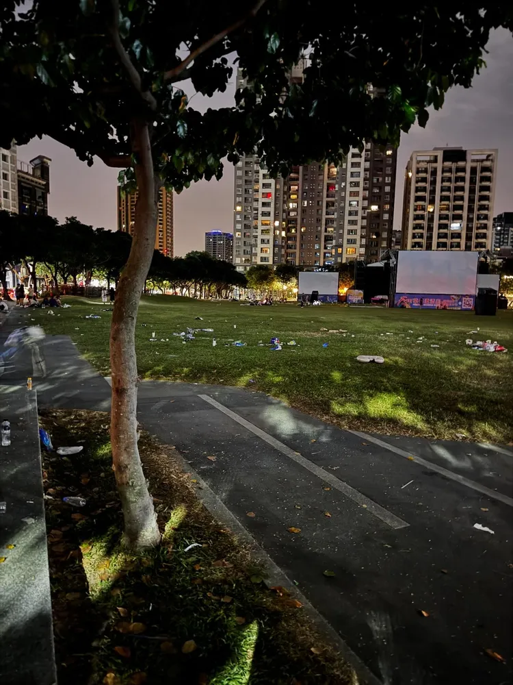 爵士音樂節散場後，市民廣場留下許多垃圾。翻攝Threads