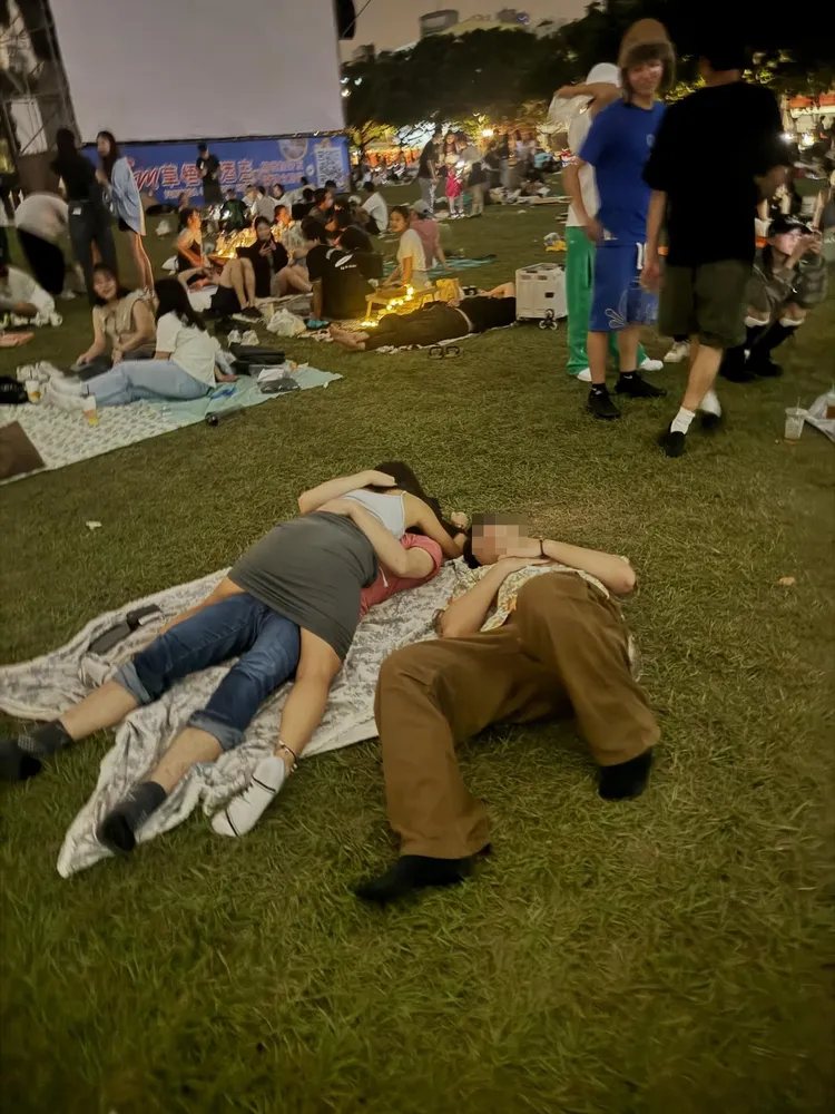 網友各種打卡搞笑姿勢都有，這對情侶仍不以為意。翻攝Threads