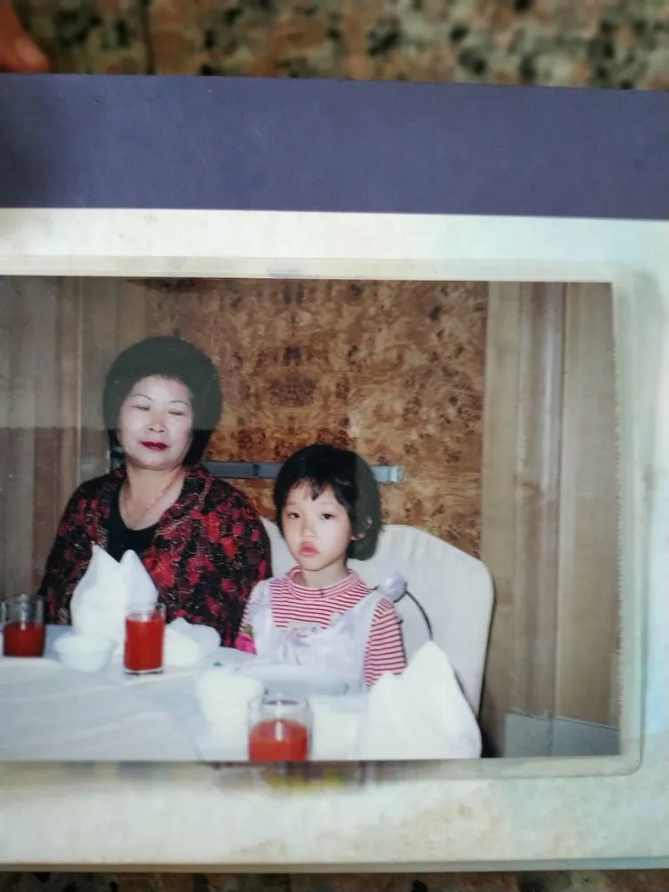 賴慧如小時候跟阿嬤的合照。翻攝賴慧如臉書