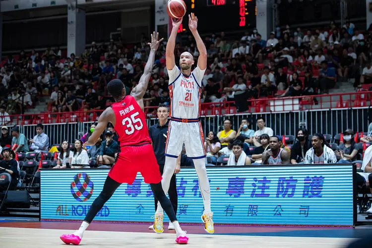 伯朗(右)砍進22分。PLG