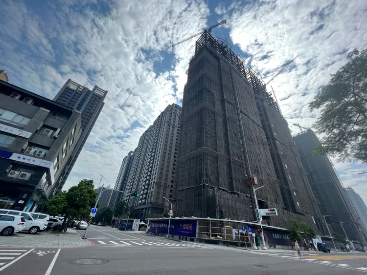 目前高雄最高單價落在美術館，為皇苑建設「御皇苑」單坪73萬元成交。葉家銘攝