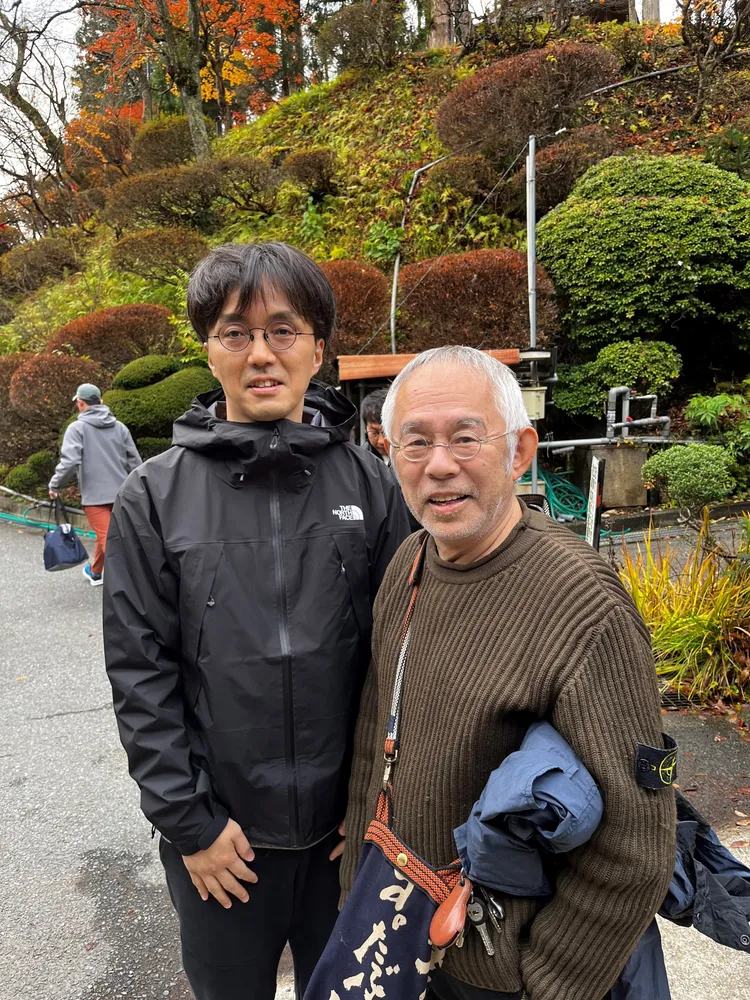 荒川格（左）因為先拍攝鈴木敏夫，才接觸到宮﨑駿。甲上娛樂提供