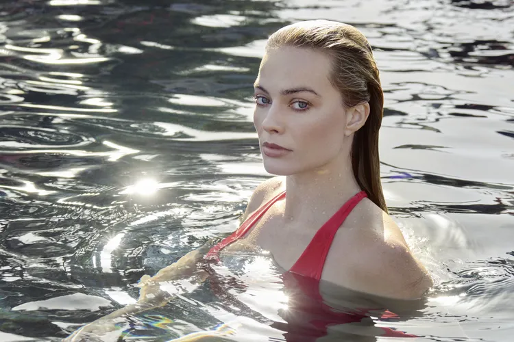 瑪格羅比最終發現和Jacob Elordi都跑到對方家，笑了出來爽快跳進海中。品牌提供