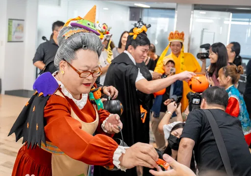 「水果奶奶」現身高雄！向小朋友撒糖　提前歡慶萬聖節