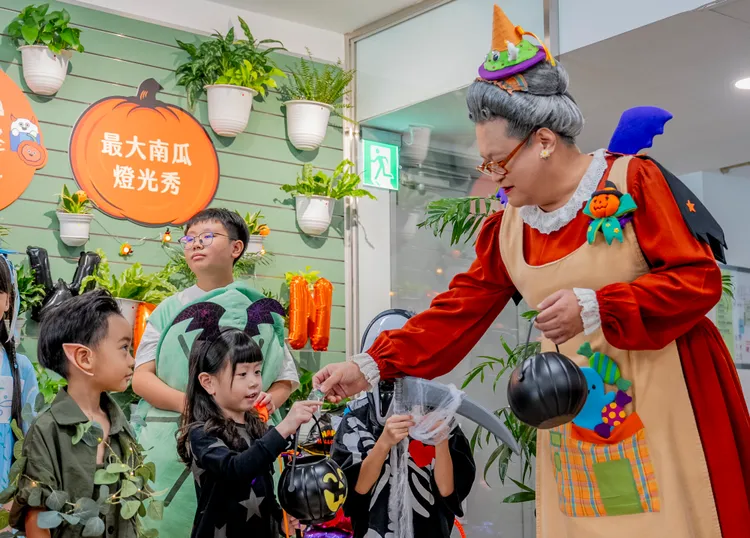 小朋友看到水果奶奶相當興奮。高雄市政府提供