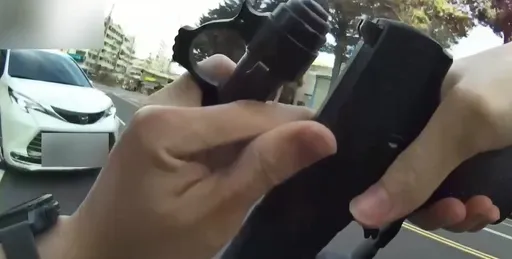 取締違規駕駛想走 警員「拔槍」畫面曝!警分局:未過當