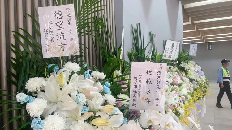 立法院長韓國瑜、立法院國民黨團總召傅崐萁送花籃致哀。記者 李俊毅攝