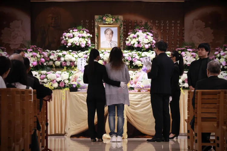 張友驊告別式，遺孀陳美秀道別。彭欣偉攝影