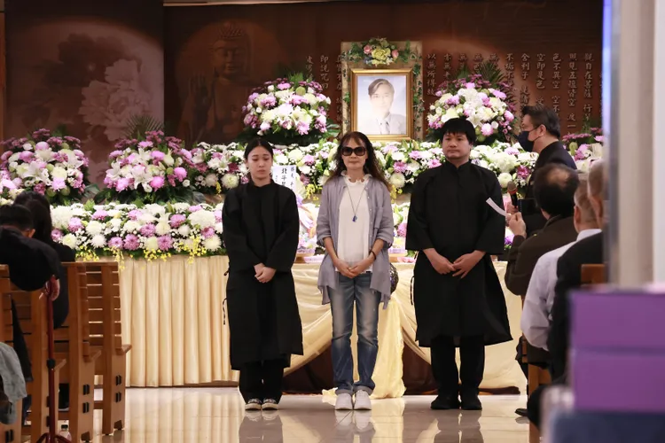 張友驊告別式，遺孀陳美秀道別。彭欣偉攝影