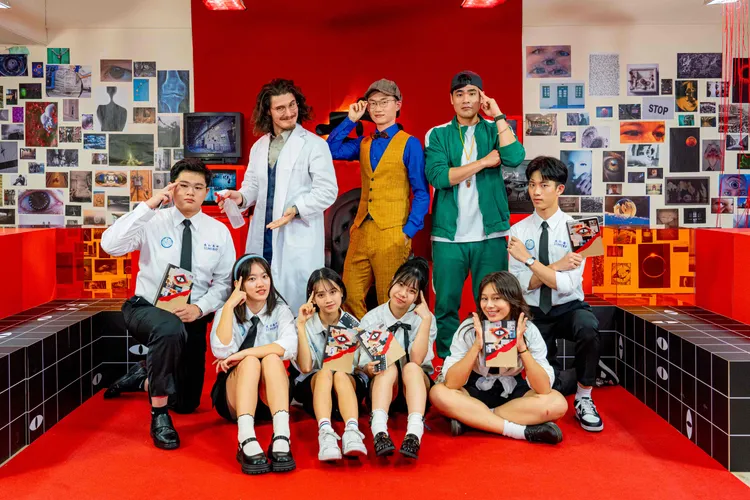 《成仁高中偵探社》首集就上演青少年版宮鬥劇（左起周厚安 視網膜 蔡哥）。小公視提供