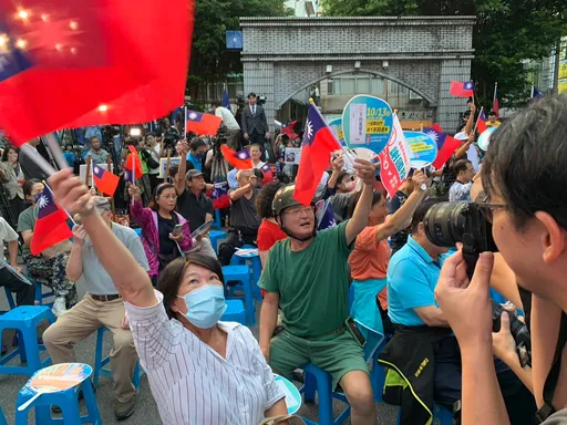 不同意票大幅領先！謝國樑支持者「搖旗吶喊」　黨部外放炮慶祝