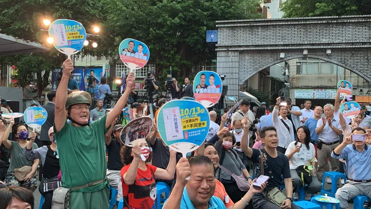 謝國樑支持者揮舞扇子歡呼。記者葉先鵬攝影