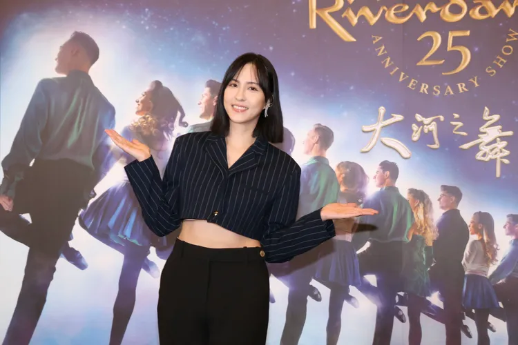 魏蔓小露性感蛇腰，朝聖《大河之舞》。莊宗達攝