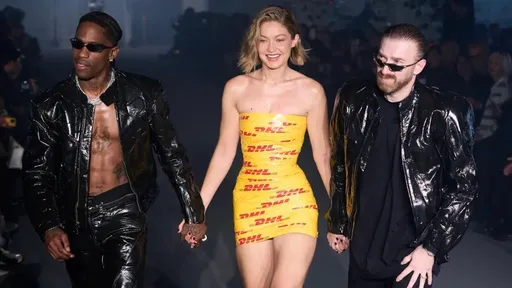 超模穿「DHL物流膠帶」亮相巴黎時裝週 觀眾驚呼:貨已經抵達!