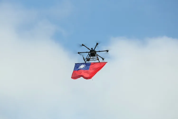 無人機搭載國旗，桃園國慶升旗引入科技創意。桃園市府提供