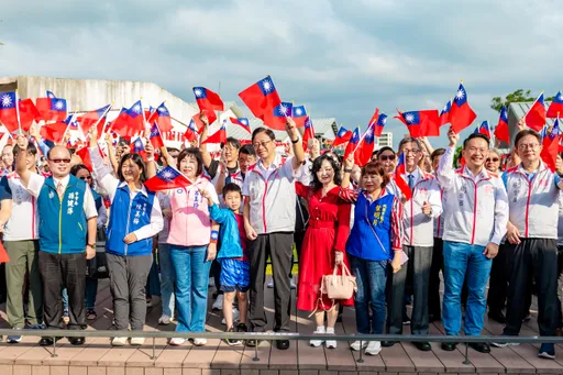 無人機搭載國旗!桃園國慶升旗引入科技創意 張善政:打造宜居環境