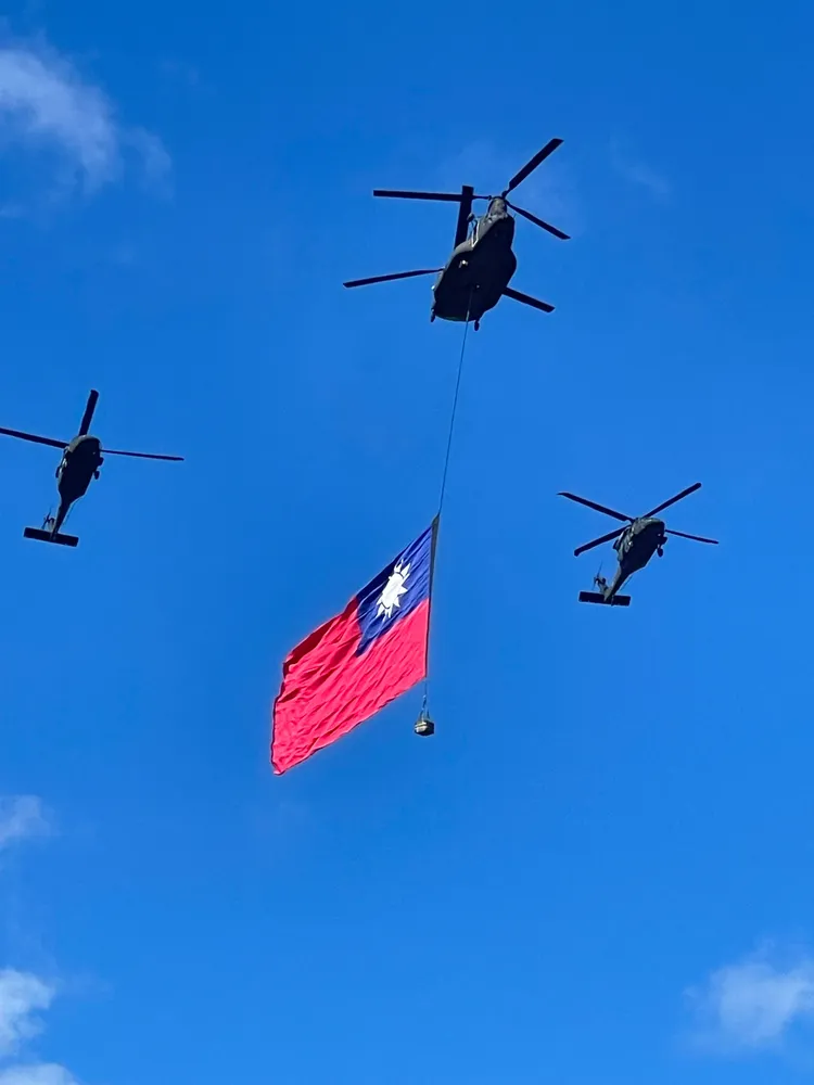 巨幅國旗飛越總統府前。讀者提供