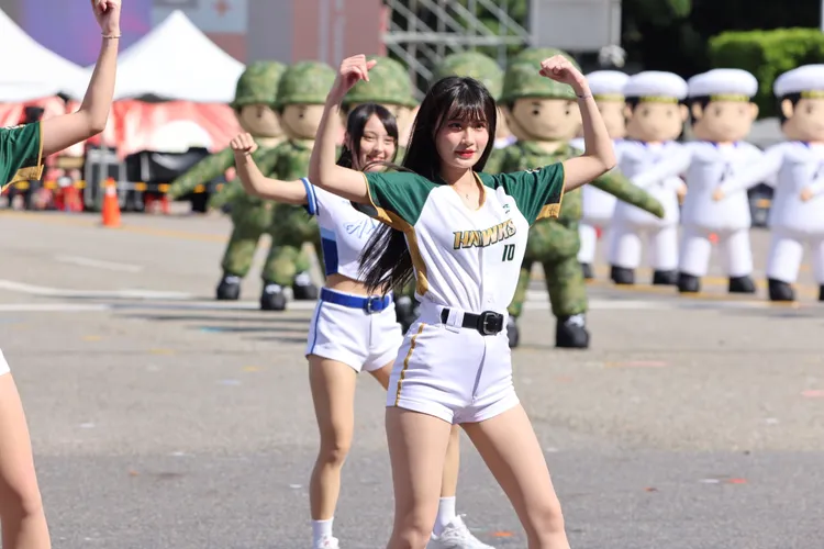 中職啦啦隊參與國慶大會預演活動。李俊毅攝