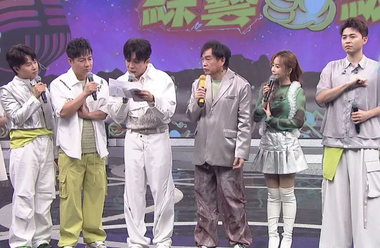 主持群念受刑人的來信。中視提供