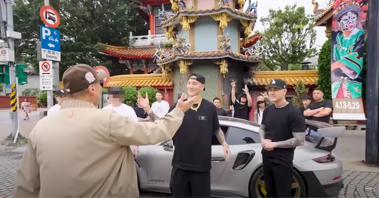 疑似Jessi同夥打人事件的施暴男（右）與王陽明拍過YouTube，看起來私交不錯。翻攝YouTube