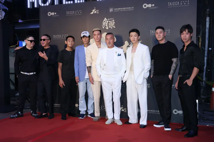 疑似Jessi同夥打人事件的施暴男（右二）8月時還參加王陽明（左五）主演《角頭—大橋頭》在西門町的首映會。資料照