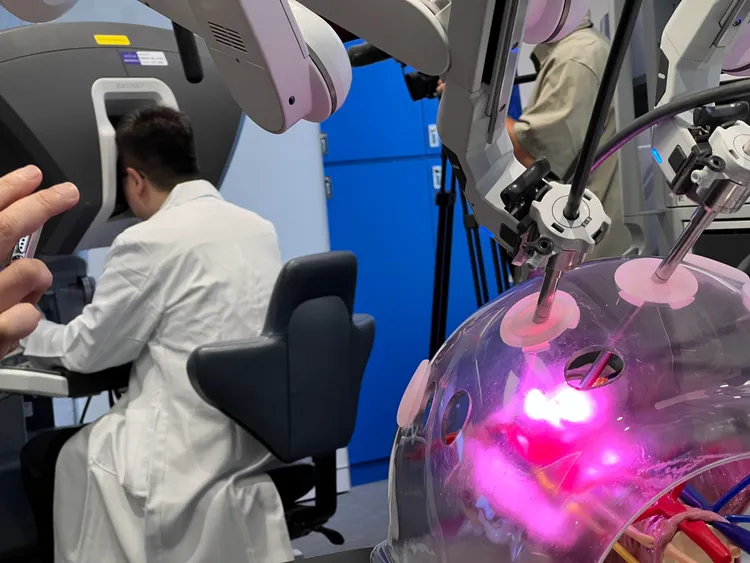 機械手臂手術狀態。記者黃泓哲攝