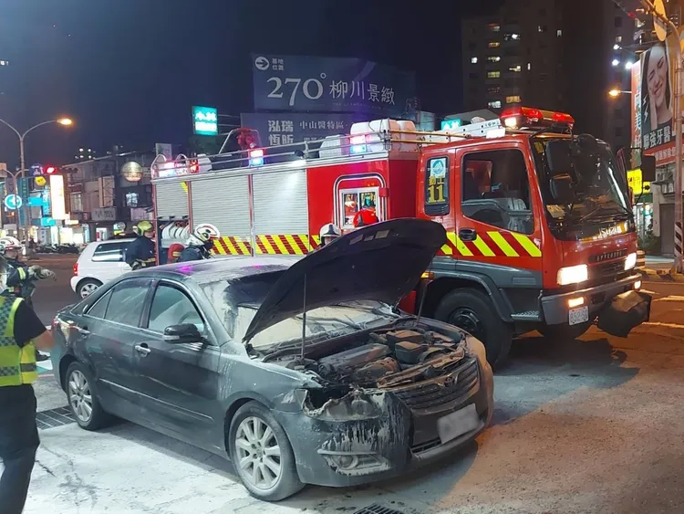 起火的TOYOTA轎車已有18年的車齡。民眾提供