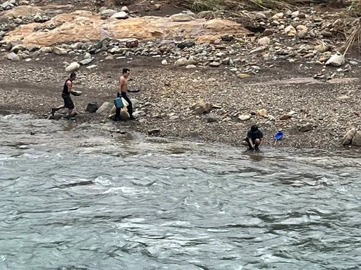 金價飆漲！3人不畏山陀兒颱風逼近　冒險闖基隆河上游「淘金」