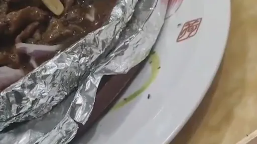 一道菜跑出數十隻小蟑螂　「只是小意外」業者拒賠稱菜沒問題