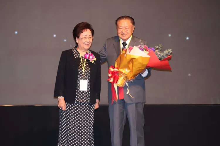 台達電集團創辦人鄭崇華接受夫人謝逸英獻花。莊宗達攝