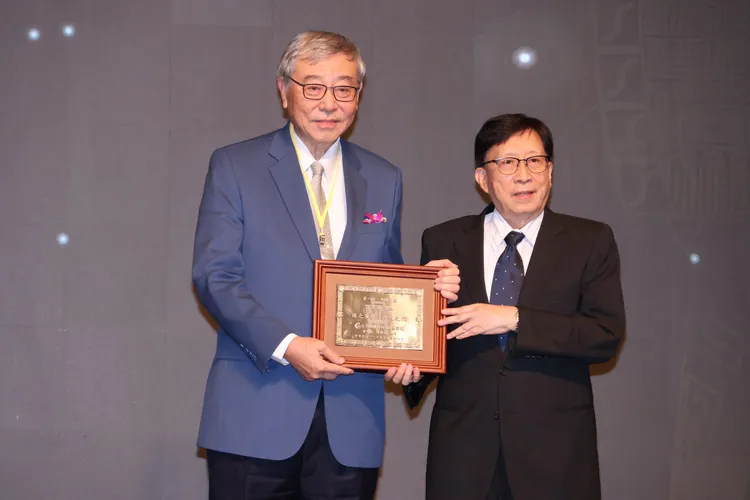 聯華神通集團董事長苗豐強獲得第二屆李國鼎獎，由中華文化永續發展基金會董事長劉兆玄頒獎。莊宗達攝