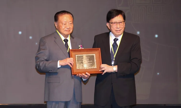 台達電集團創辦人鄭崇華獲得第二屆李國鼎獎，由中華文化永續發展基金會董事長劉兆玄頒獎。莊宗達攝