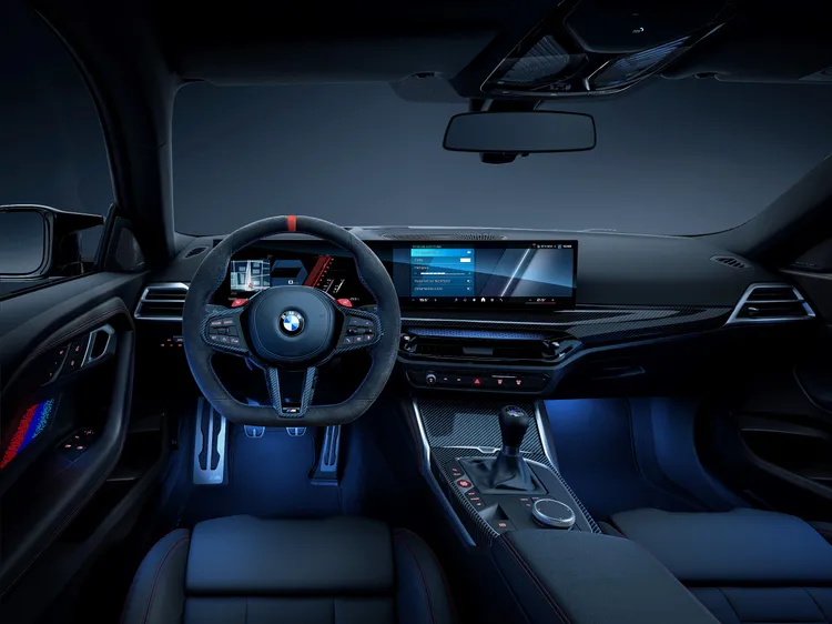 全新設計儀表檯飾板搭配新式冷氣出風口氣氛燈，為乘客打造兼具豪華且舒適的車室空間。業者提供